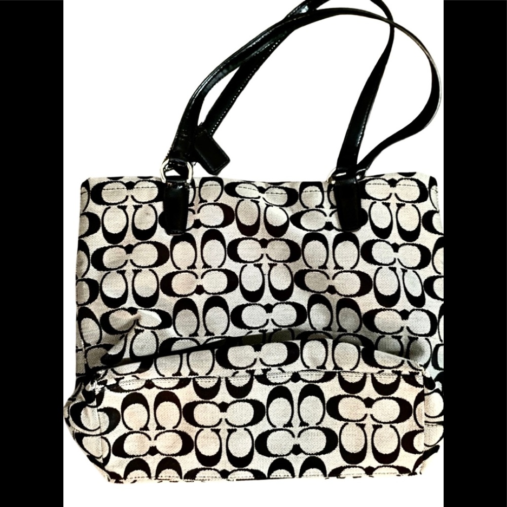 ✨ 3 items for 15% off bundle ✨ Coach purse in black and white